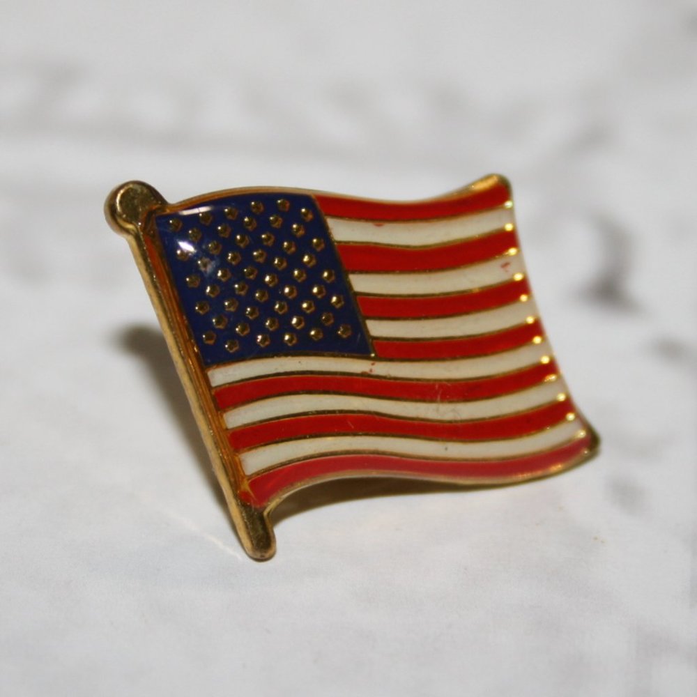 🦅 Vintage Gold American Flag Pin · ⅞"
